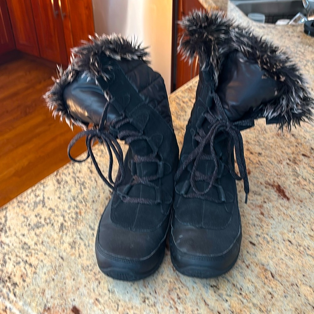 North face lace up boots with fur trim size 10 slightly worn